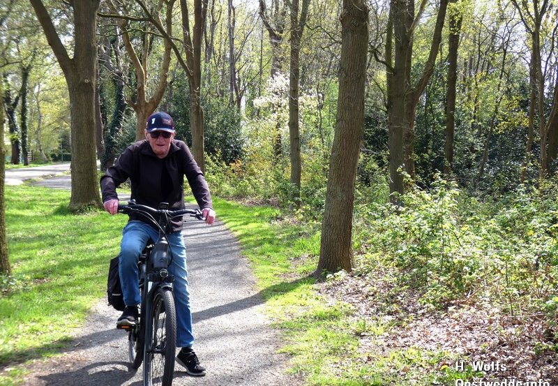 15-04-26 Harry Eefsting geniet van het mooie weer op weg naar Vlagtwedde. Foto: H. Wolfs Onstwedde.info