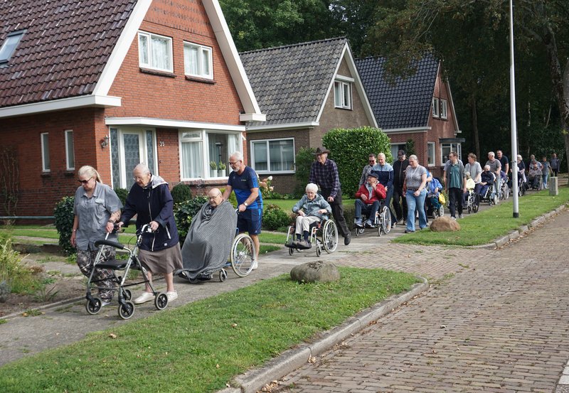24-09-26 Tijdens Sportweek Inclusief Wandeling vanaf Jabbingelaan 10 Zorghuis Samen. Foto: Anneke Orsel Onstwedde.info