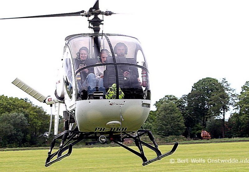16-05-26 Gewonnen helikopterrondvlucht als hoofdprijs van de 16+ jeugdclub van de Hervormde Gemeente. Foto: Bert Wolfs Onstwedde.info