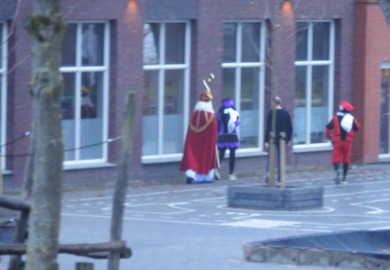 05-12-25 De deuren bij De Bast zijn nog op slot voor de Sint en de Pieten. Foto: Roelie Knigge Onstwedde.info