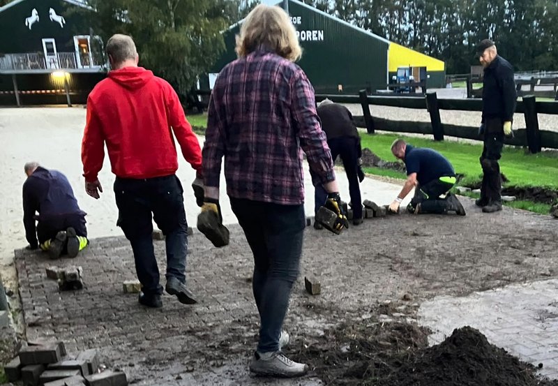 17-10-26 Vrijwilligers aan bestraten bij manege De Driesporen, nadat bestratingsbedrijf Akker baan heeft aangelegd.