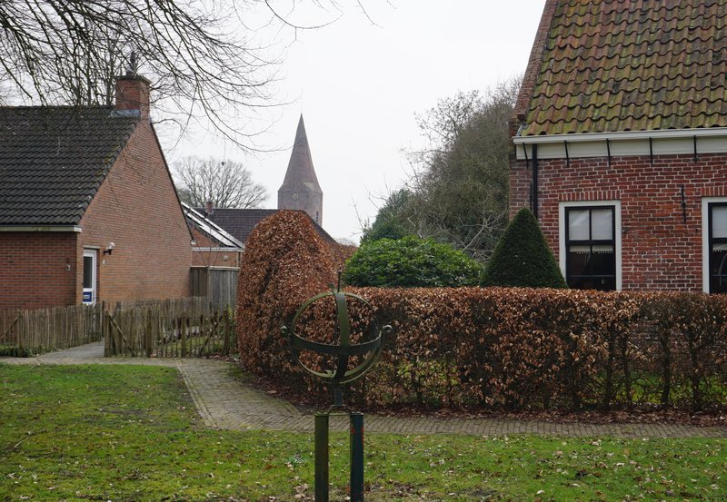 26-03-26 Vanaf de Havenstraat, met uitzicht op de Juffertoren en rechts het oude gemeentehuis. Foto: Anneke Orsel Onstwedde.info