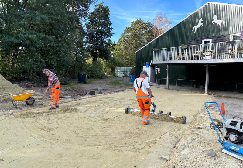 15-10-26 Bestratingsbedrijf Akker bezig bij manege De Driesporen. Foto: Bé Wilzing