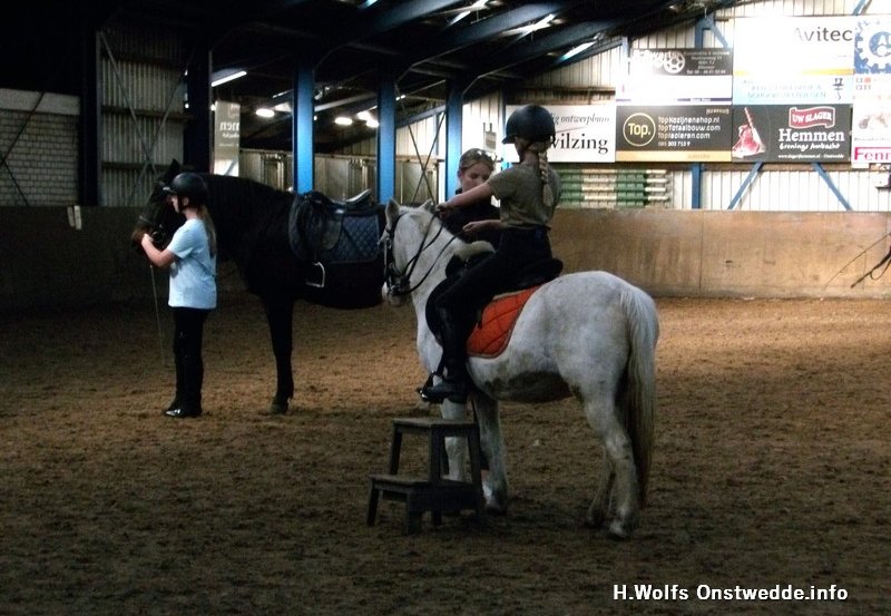 14-10-26 Ponyrijlessen voor beginners. Foto: H. Wolfs Onstwedde.info