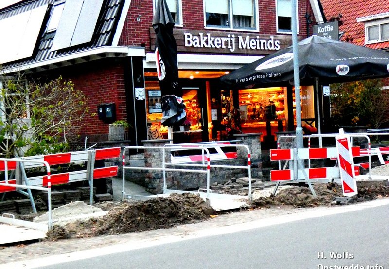 31-10-25 John Meinds De Echte Bakker aan de Dorpsstraat is nog steeds bereikbaar. Foto: H. Wolfs Onstwedde.info