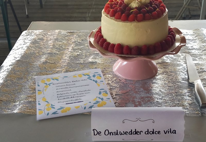 02-07-26 Deze taart werd tijdens de Feestweek door de vakjury uitgeroepen tot winnaar van Heel Onstwedde Bakt. Foto: Roelie Knigge Onstwedde.info