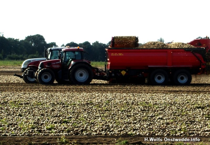08-09-26 Uien laden op de 2de Barlage door Landbouw-Loonbedrijf Meedendorp. Foto: H. Wolfs Onstwedde.info