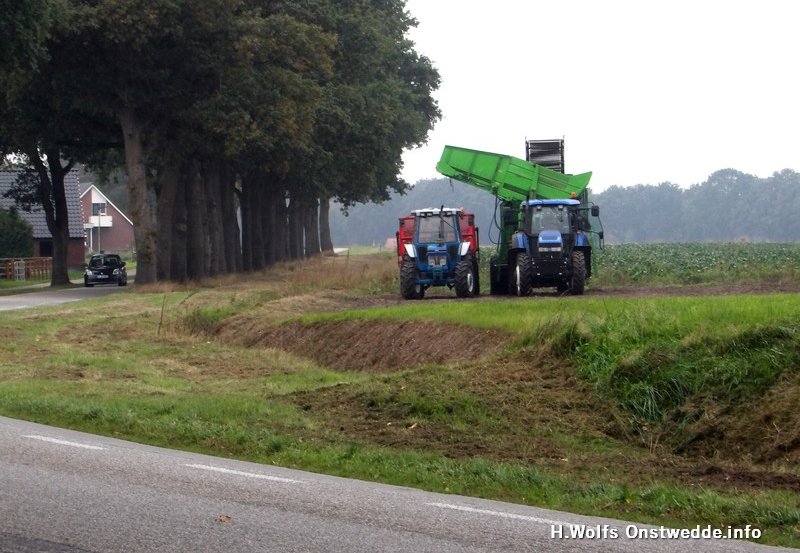 06-10-26 Aardappelen rooien aan de Hardingstraat door Loonbedrijf AD & JJ Moed. Foto: H. Wolfs Onstwedde.info