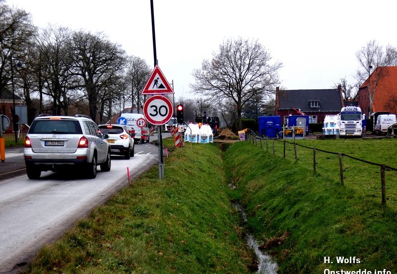 04-12-25 Stoplichten bij werkzaamheden in Smeerling . Foto: H. Wolfs Onstwedde.info