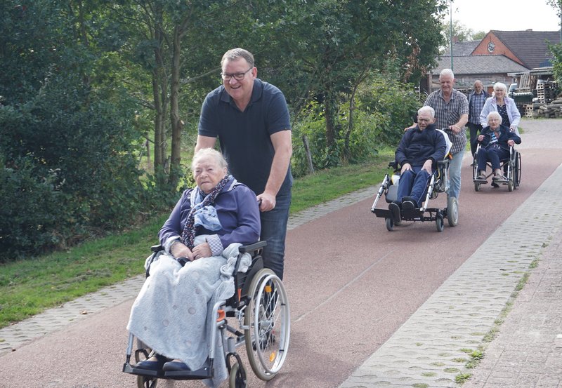 23-09-26 Tijdens Sportweek Inclusief Wandeling vanaf Jabbingelaan 10 met Wethouder Jur Mellies. Foto: Anneke Orsel Onstwedde.info