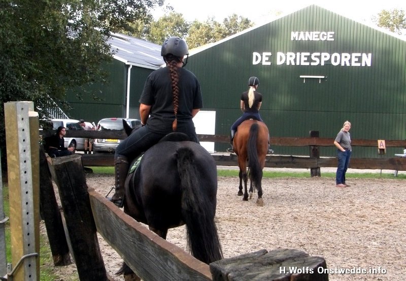 29-09-26 Paardrijlessen in de buitenbak bij de manege. Foto: H. Wolfs Onstwedde.info