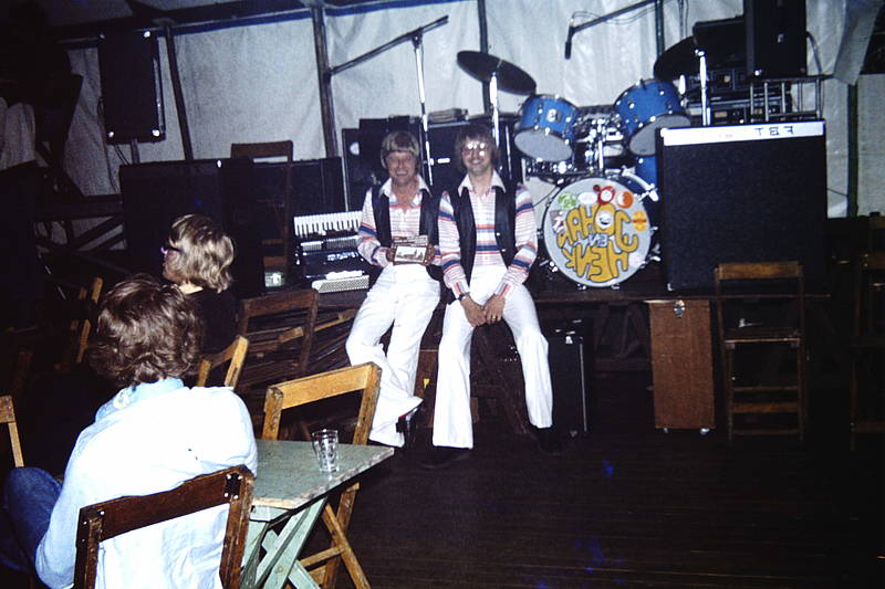 De oud-Onstwedder en muzikant Johan van der Sluis, van het duo Johan en Henk, is overleden