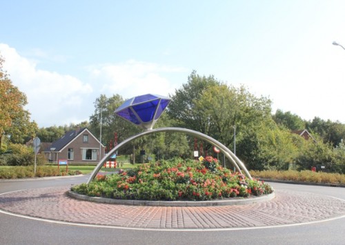 BREAKING NEWS: Glazen diamant van rotonde in het Groningse Onstwedde nu in Elsloo