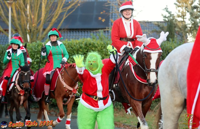 Feestelijke Santa Ride fleurt Onstwedde op: foto's/video