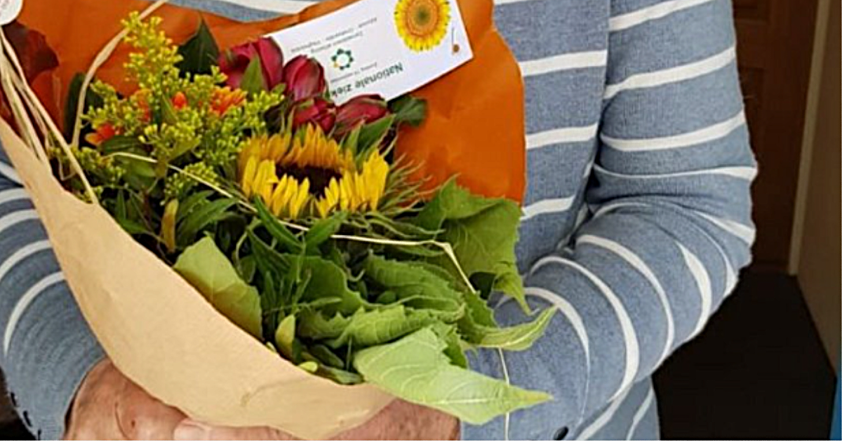 Vrijwilligers Zonnebloem verrassen zieken bloemetje