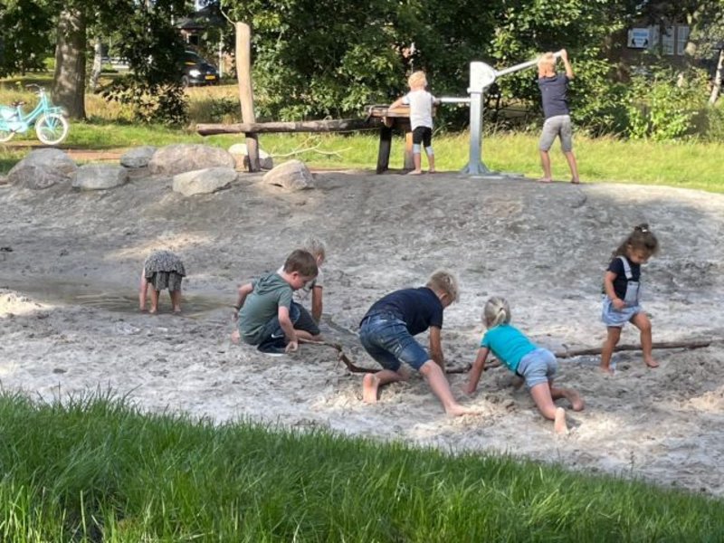 Burgemeester Sloots helpt mee tijdens NLdoet bij St. Ocrea - Kampvennen